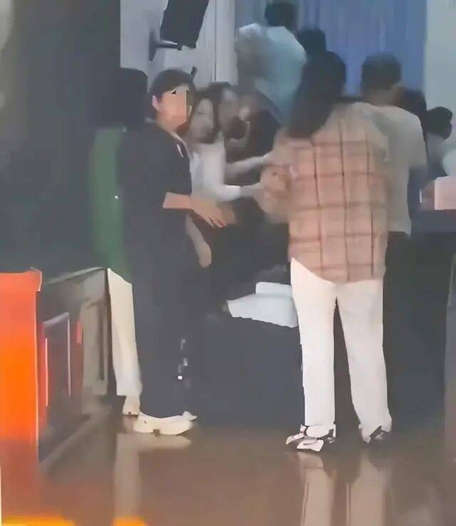 家长们跪成一排<strong></p>
<p>瑞波币行情</strong>,学生蒙眼从背上踩过?教育局回应河南一中学举办活动引热议:正调查处理