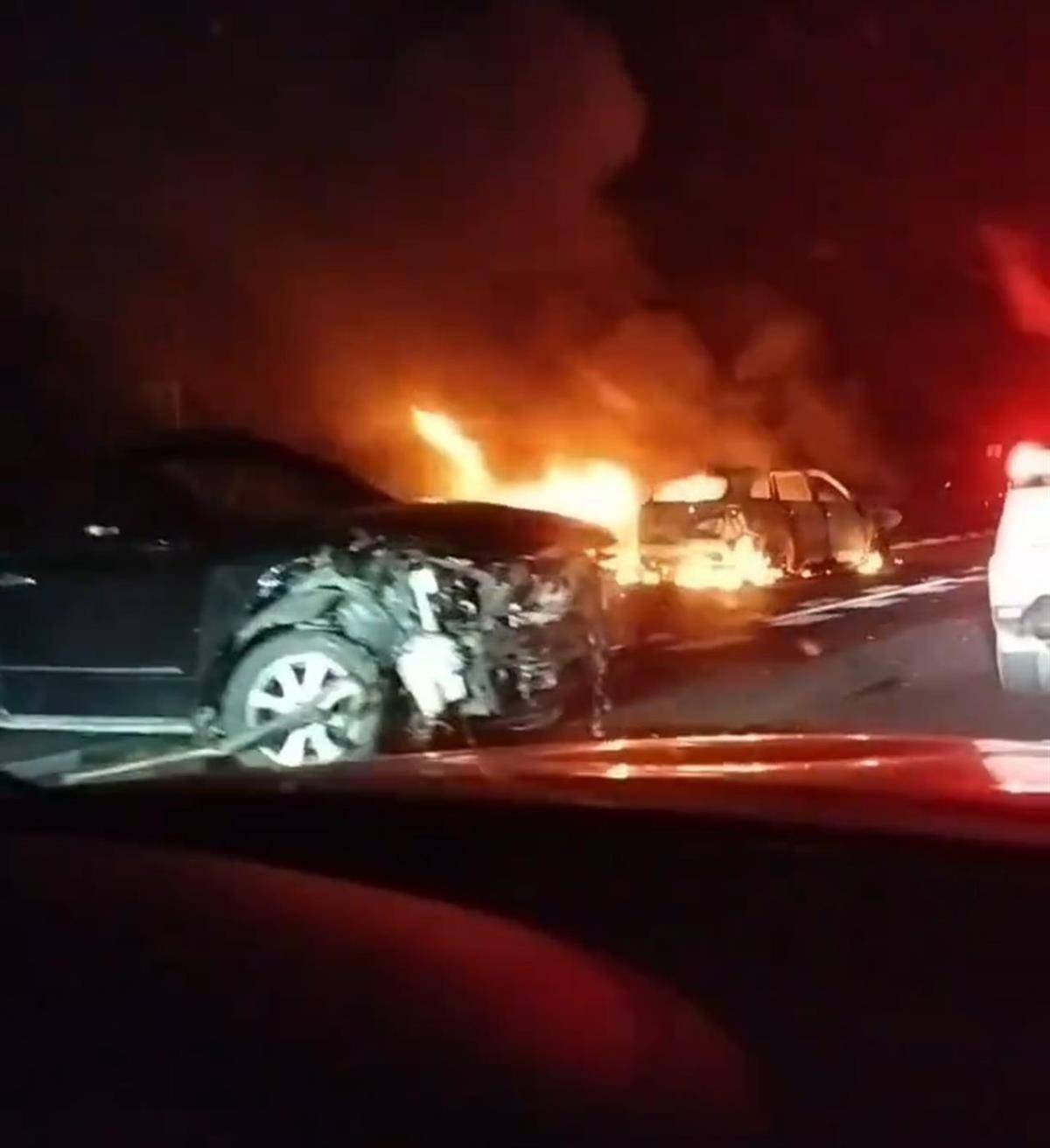 深南高速一车祸致2死3伤<strong></p>
<p>DOT行情</strong>,一位目击者称车上有甩棍没有当场施救,事后得知两人死亡他“觉得好惭愧”