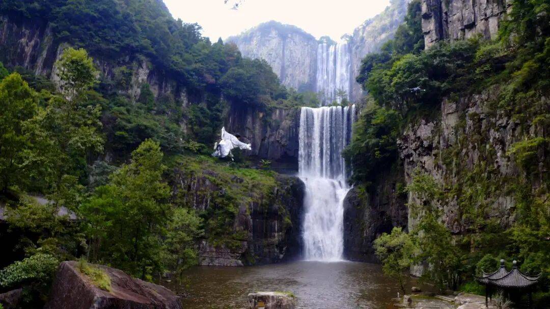 女生瀑布前拍视频<strong></p>
<p>DOT行情</strong>,空中突然飘来一排人