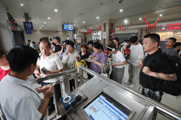 国庆返程高峰特写:全国最大收费站亮起“星河”<strong></p>
<p>DOT行情</strong>,“后备箱母爱大赛”又来了