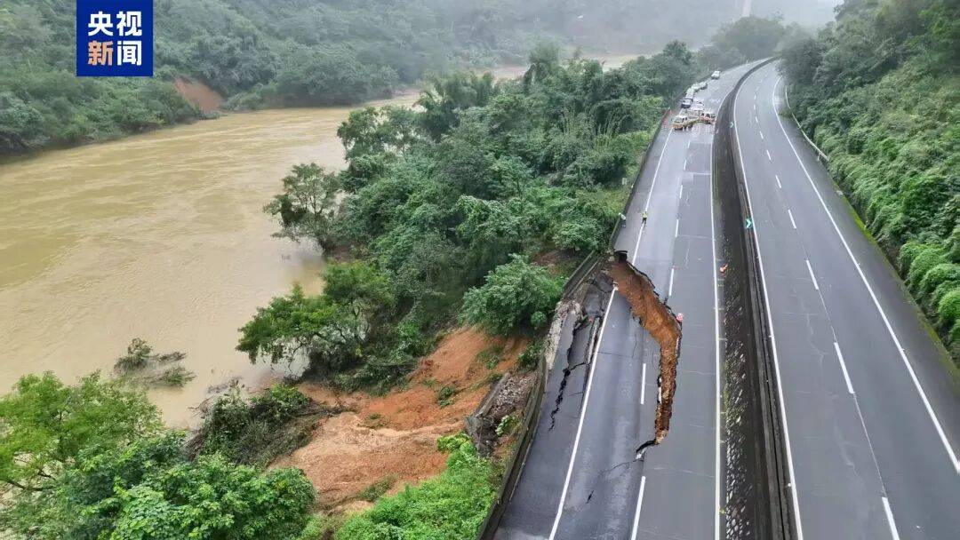 广西百色一高速公路开裂下沉!裂缝长约30米<strong></p>
<p>波卡币行情</strong>,塌陷处最深超2米