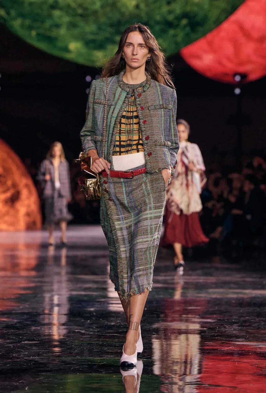 周迅、窦靖童、刘雯、井柏然同框围观香奈儿的新秘密