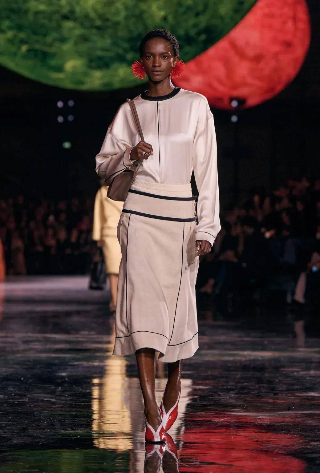 周迅、窦靖童、刘雯、井柏然同框围观香奈儿的新秘密