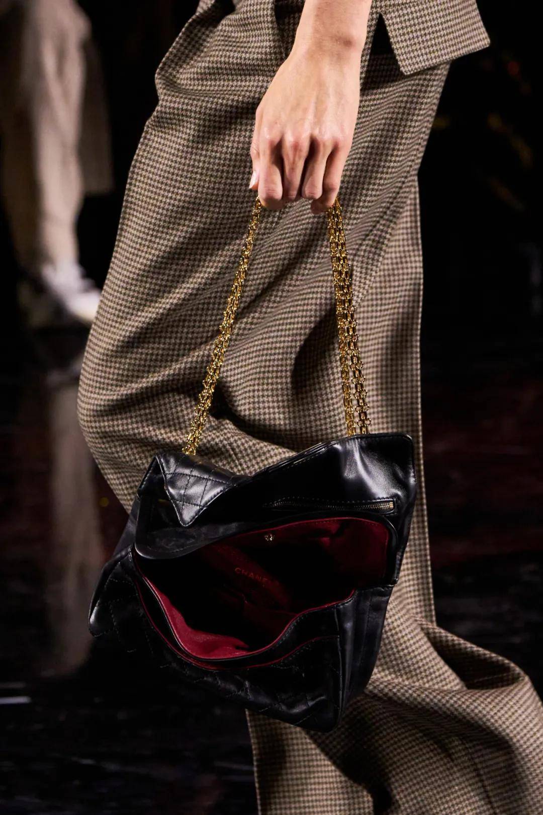 周迅、窦靖童、刘雯、井柏然同框围观香奈儿的新秘密