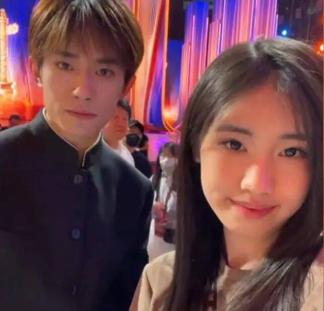 考古|冯小刚带女儿去陈思诚工作室!开个人账号还读影视专业<strong></p>
<p>币安币行情</strong>,她也要“女承父业”吗?