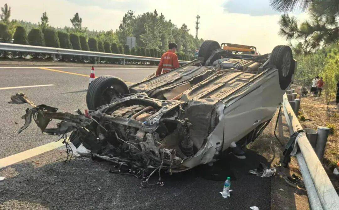 “我撒谎天打雷劈!”男子高速突然强行变道致翻车<strong></p>
<p>币安币行情</strong>,反诬赖对方