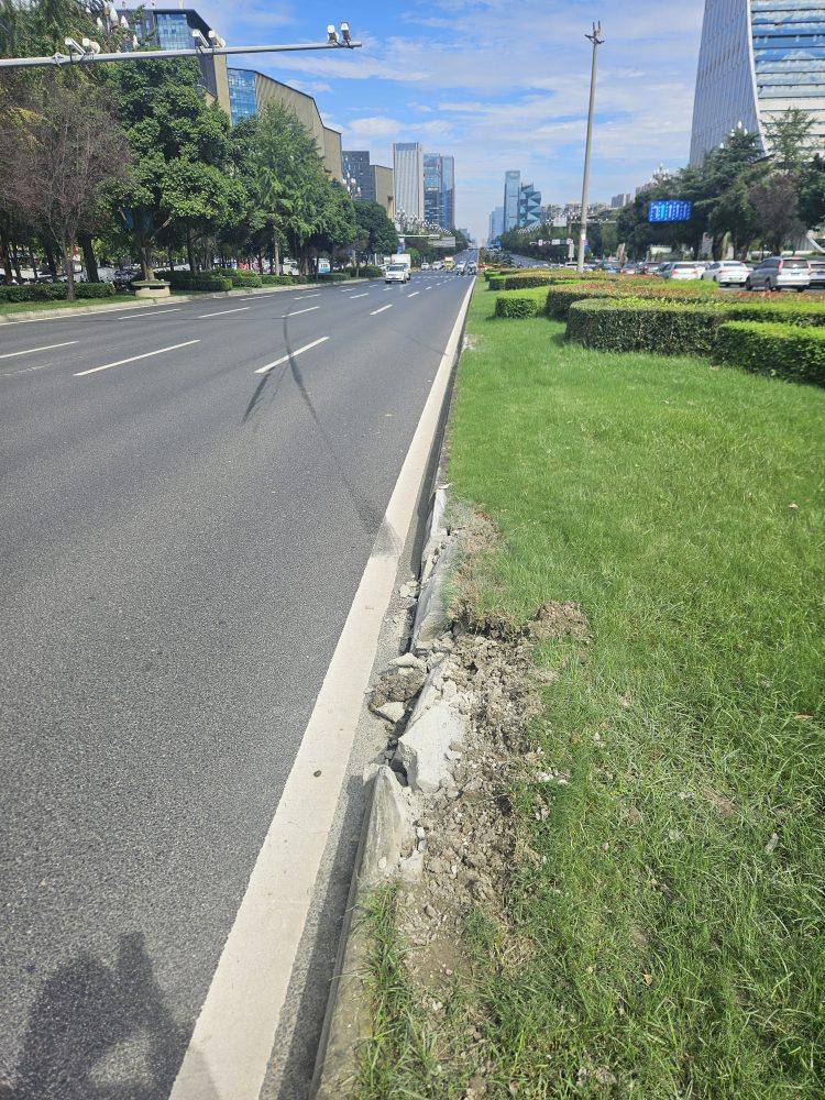 成都发生一起严重交通事故<strong></p>
<p>BNB行情</strong>,上游新闻实地探访:燃烧留下的印记仍在