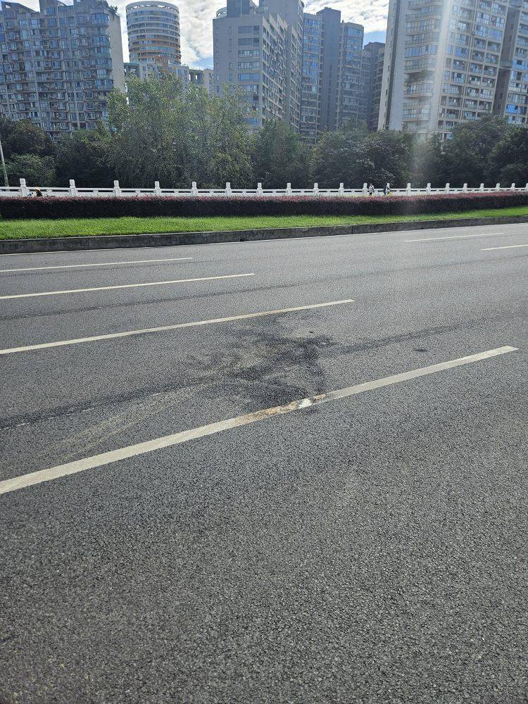 成都发生一起严重交通事故<strong></p>
<p>BNB行情</strong>,上游新闻实地探访:燃烧留下的印记仍在