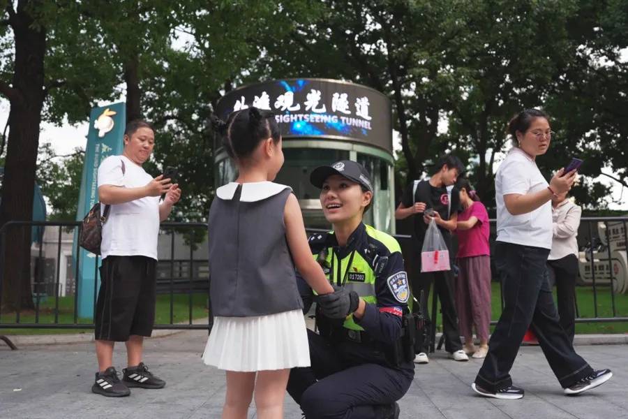 上海外滩“最美女警”被盯上!为了拍她<strong></p>
<p>币安币行情</strong>,有人连续蹲守几天