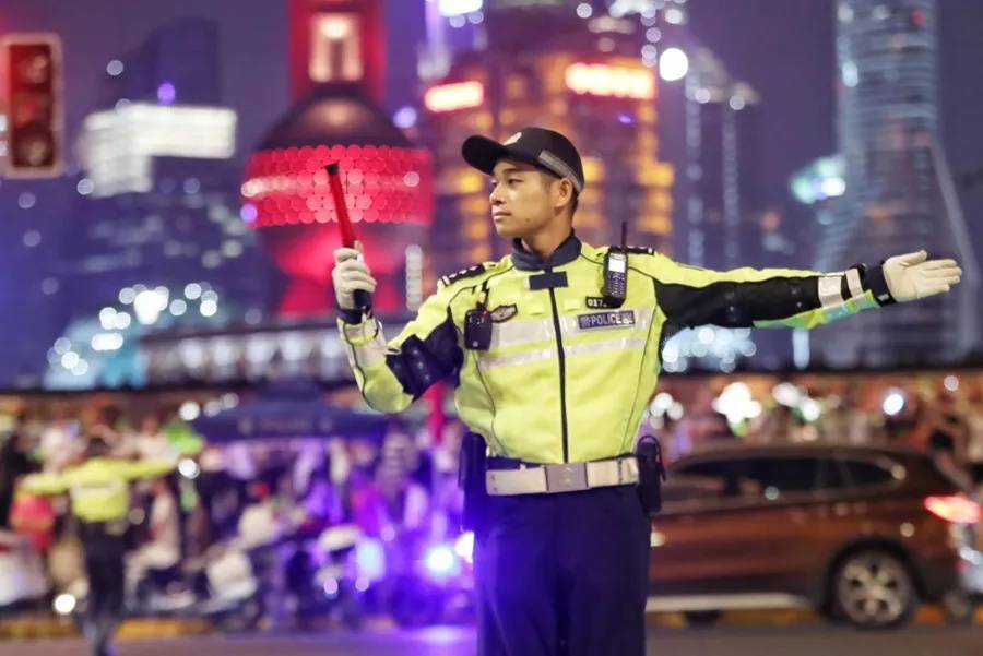 上海外滩“最美女警”被盯上!为了拍她<strong></p>
<p>币安币行情</strong>,有人连续蹲守几天