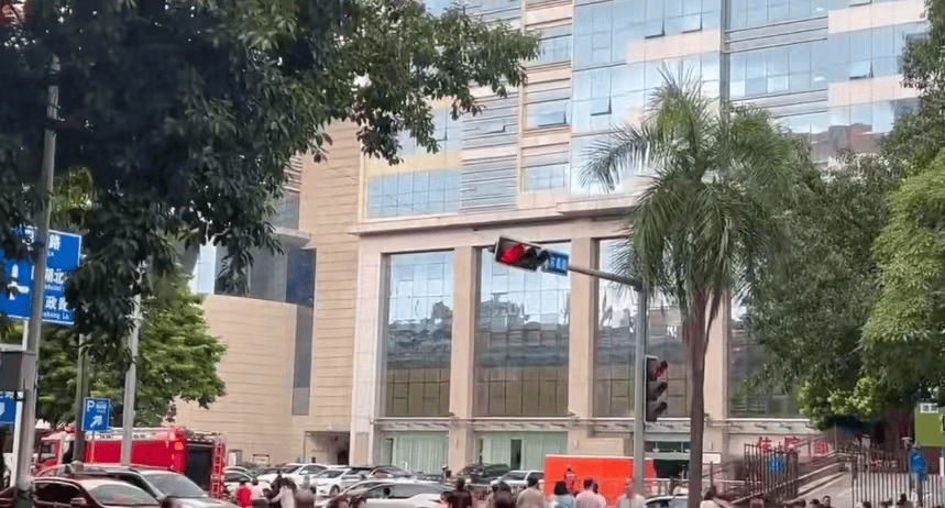 突发!广西南宁青秀区有人从医院高楼坠落<strong></p>
<p>币安币行情</strong>,消防到场处置,当地:警方已介入,正处理