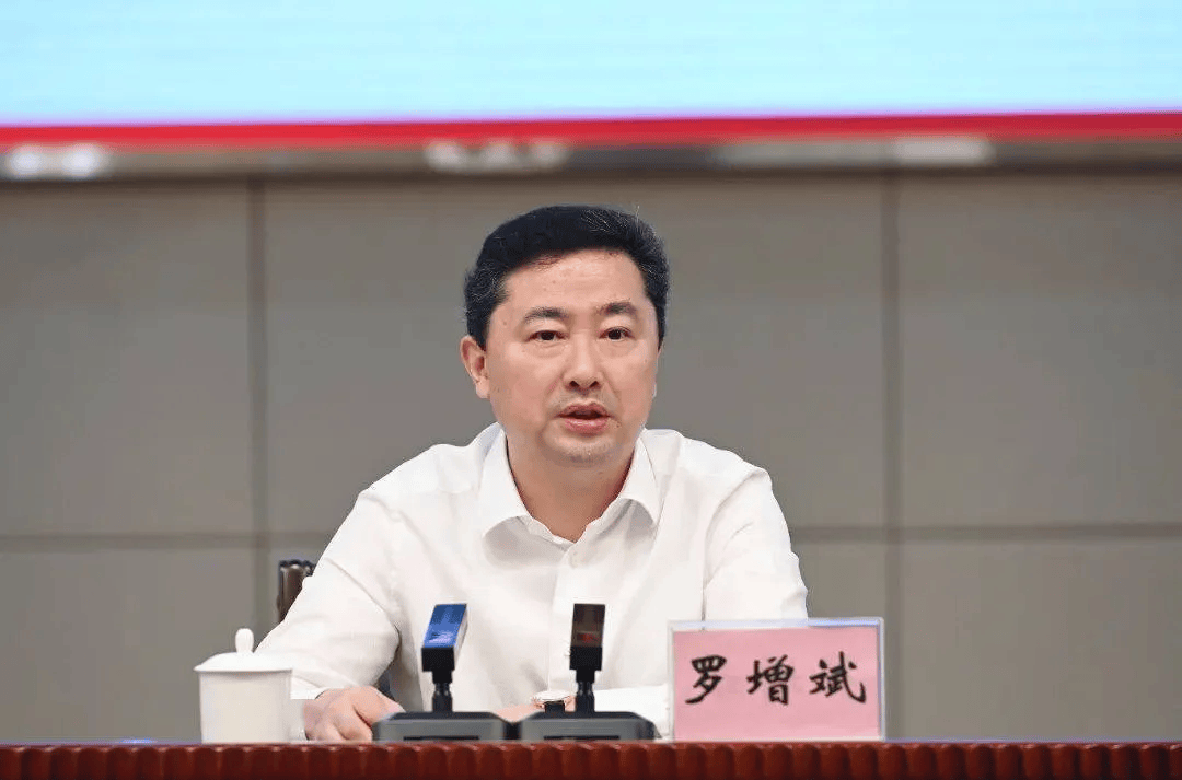 在海南省委常委、海口市委书记等职上，罗增斌非法收受他人财物，数额特别巨大