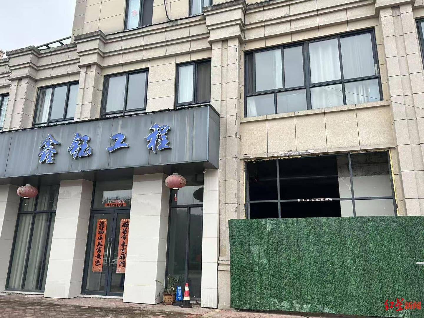 探访“业主私挖近300平方米地下室”现场:被挖区域已回填至地面<strong></p>
<p>ADA行情</strong>,涉案业主担任多家公司高管