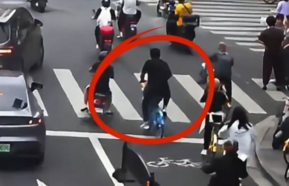 看着都疼<strong></p>
<p>艾达币行情</strong>!上海街头一男子突然求助:10岁女儿被死死卡住!这个行为太危险→