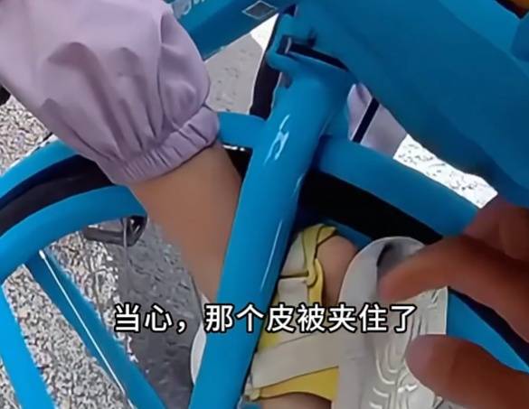 看着都疼<strong></p>
<p>艾达币行情</strong>!上海街头一男子突然求助:10岁女儿被死死卡住!这个行为太危险→