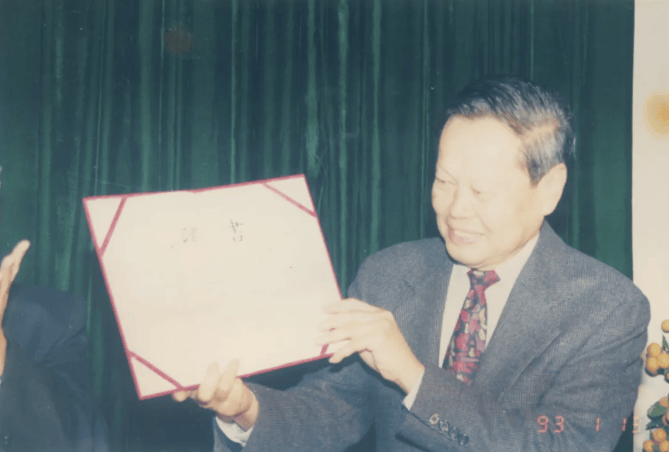 杨振宁为什么连续32年担任东莞理工学院名誉校长<strong></p>
<p>比特现金行情</strong>?