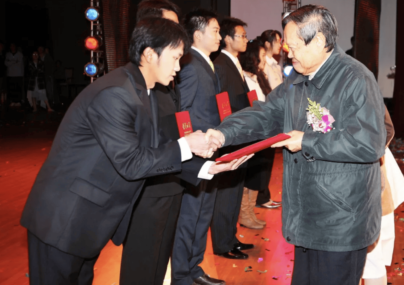 杨振宁为什么连续32年担任东莞理工学院名誉校长<strong></p>
<p>比特现金行情</strong>?