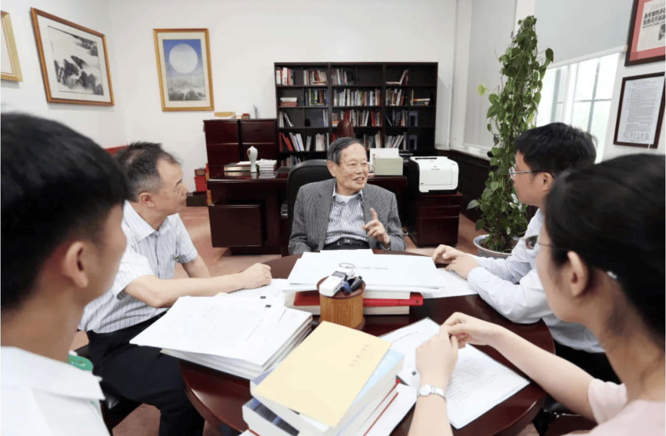 杨振宁为什么连续32年担任东莞理工学院名誉校长<strong></p>
<p>比特现金行情</strong>?