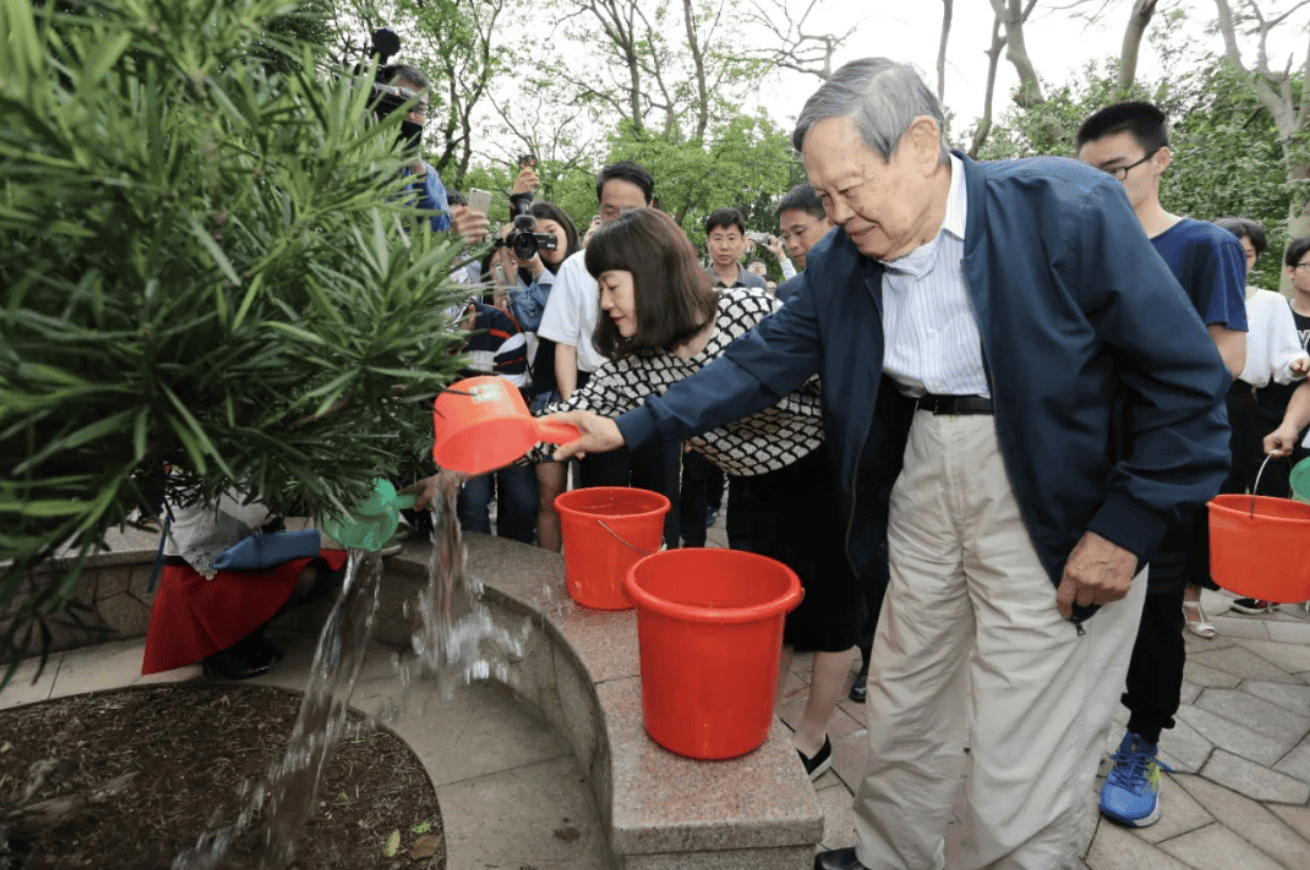 杨振宁为什么连续32年担任东莞理工学院名誉校长<strong></p>
<p>比特现金行情</strong>?