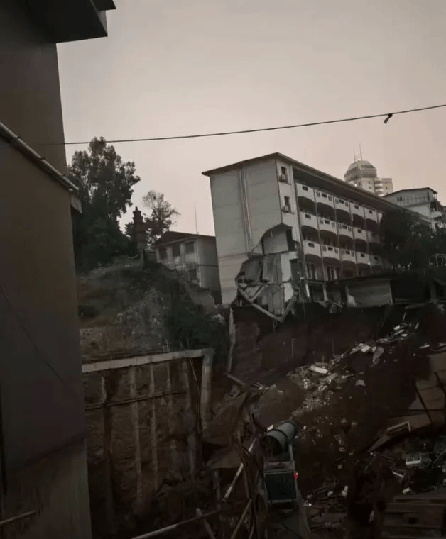 近4000人小学突发坍塌形成巨大坑洞<strong></p>
<p>莱特币行情</strong>,操场塌下去一半,“还好发生在夜里”