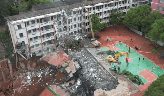 近4000人小学突发坍塌形成巨大坑洞<strong></p>
<p>莱特币行情</strong>,操场塌下去一半,“还好发生在夜里”