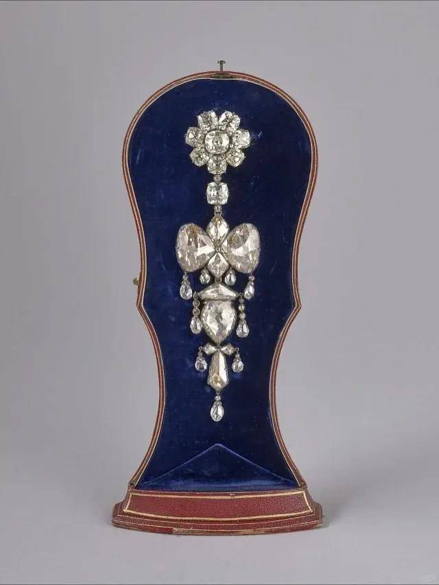 卢浮宫被盗的珠宝中<strong></p>
<p>莱特币行情</strong>,有拿破仑送给妻子的爱情信物