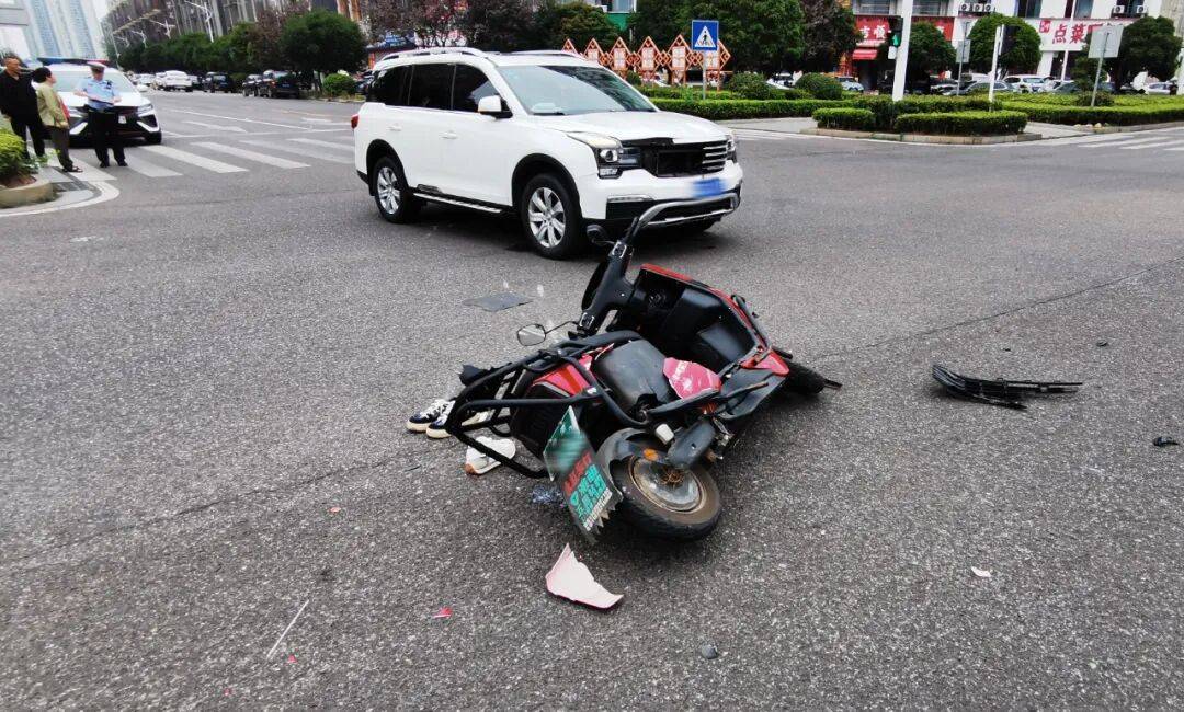 湖南湘潭一女生骑车闯红灯<strong></p>
<p>LTC行情</strong>,骨折、肝破裂…