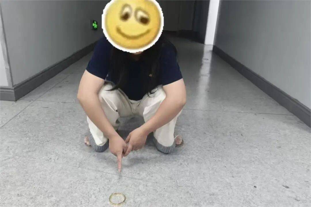 江西一新娘金手镯婚前被堂嫂掉包成铜手镯<strong></p>
<p>LTC行情</strong>,堂嫂事后还淡定去吃席,目前已被采取刑事强制措施