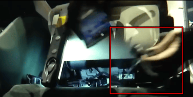 小米新车主驾下方掏出“神秘”多余零件!工作人员一片沉默<strong></p>
<p>莱特币行情</strong>,细思极恐