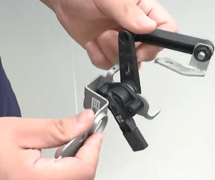 小米新车主驾下方掏出“神秘”多余零件!工作人员一片沉默<strong></p>
<p>莱特币行情</strong>,细思极恐