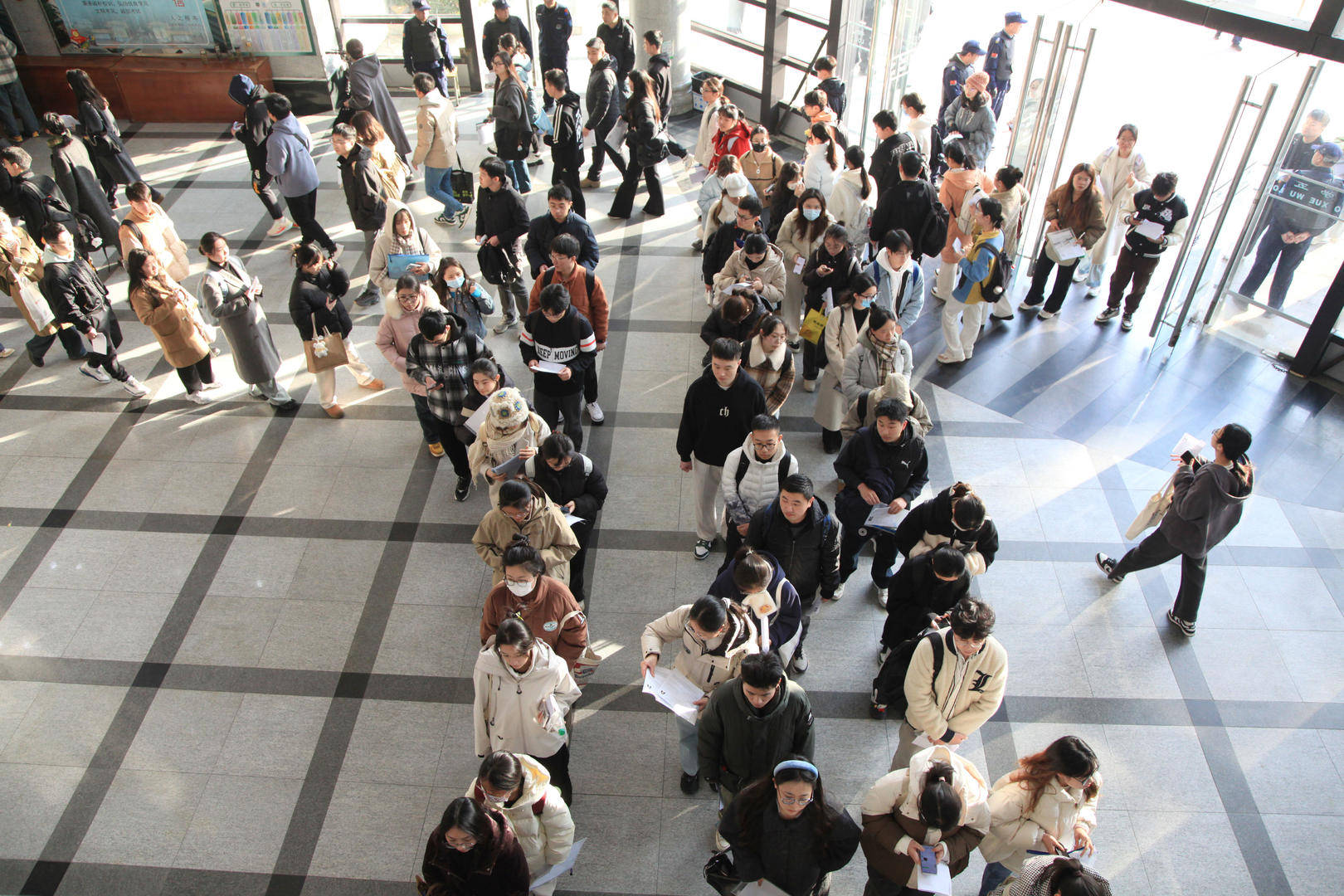 打破“35岁门槛”的首次国考：报名人数超350万创新高<strong></p>
<p>BSV行情</strong>，前十岗位3个为税务系统