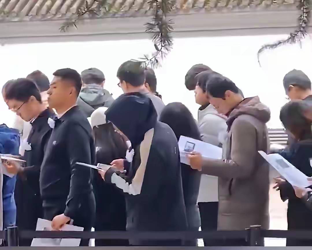 杨振宁追悼会很隆重<strong></p>
<p>BSV行情</strong>，大儿子未现身，翁帆站家属首位，样子很憔悴