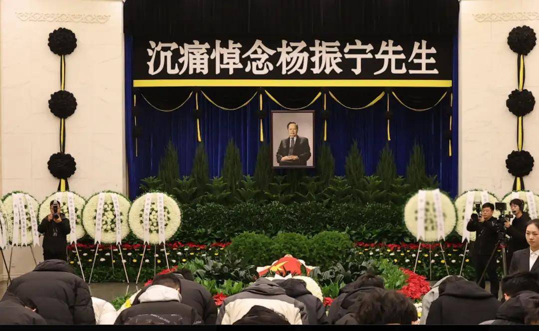 杨振宁追悼会很隆重<strong></p>
<p>BSV行情</strong>，大儿子未现身，翁帆站家属首位，样子很憔悴