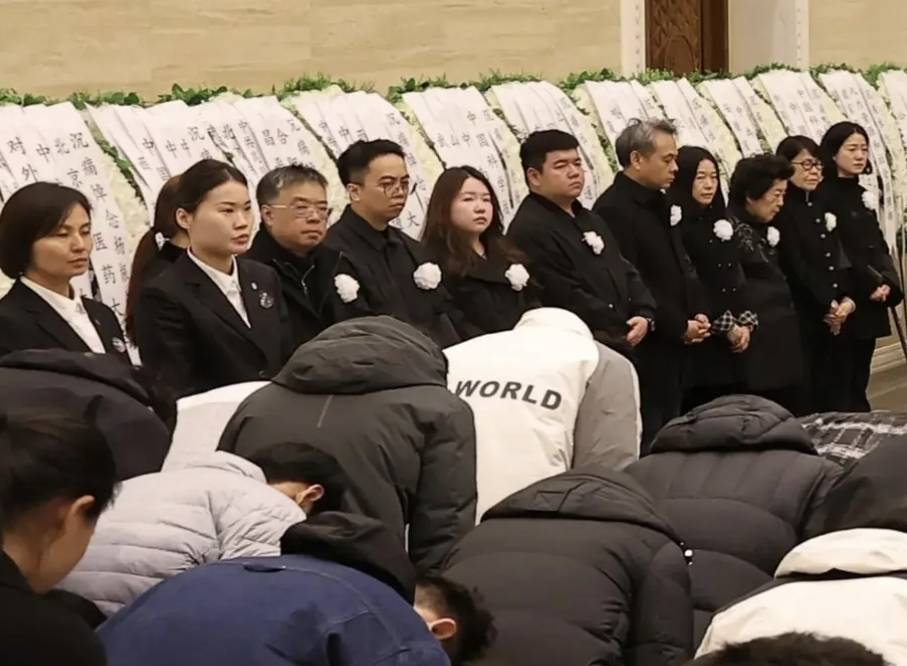 杨振宁追悼会很隆重<strong></p>
<p>BSV行情</strong>，大儿子未现身，翁帆站家属首位，样子很憔悴