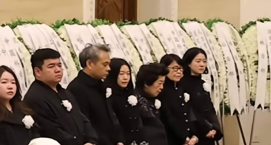 杨振宁追悼会很隆重<strong></p>
<p>BSV行情</strong>，大儿子未现身，翁帆站家属首位，样子很憔悴