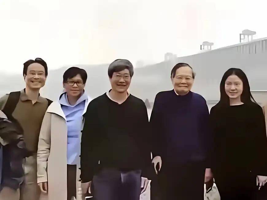 杨振宁追悼会很隆重<strong></p>
<p>BSV行情</strong>，大儿子未现身，翁帆站家属首位，样子很憔悴