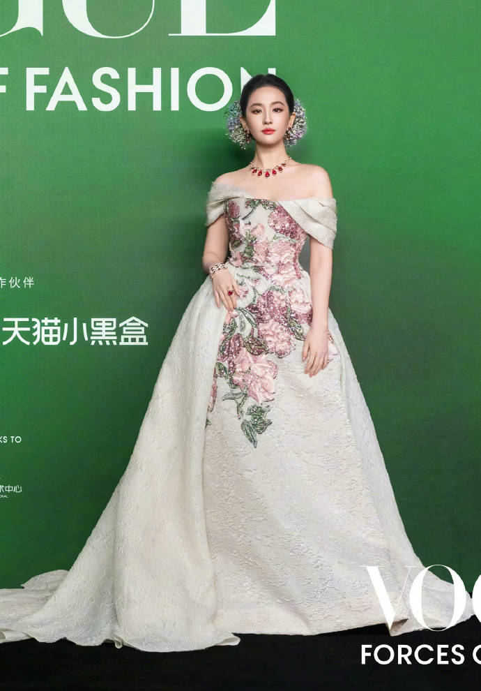 刘亦菲头顶满天星、周冬雨大胆透视装、杨幂顶级高定...VOGUE红毯谁赢了<strong></p>
<p>BSV行情</strong>?