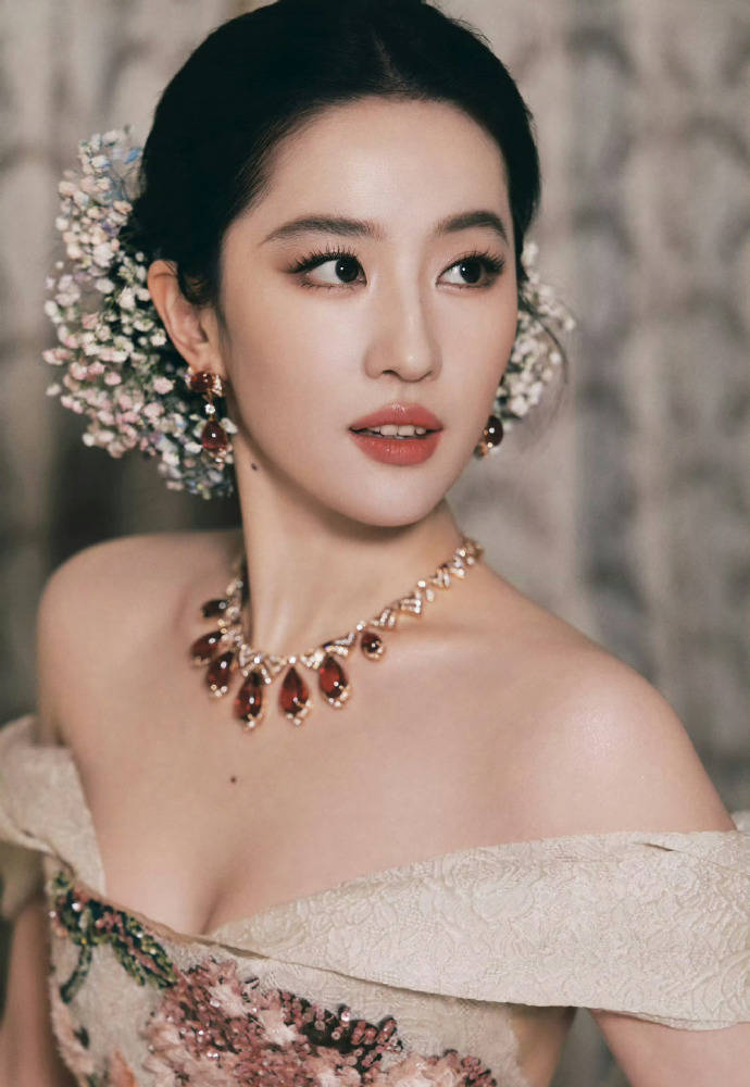 刘亦菲头顶满天星、周冬雨大胆透视装、杨幂顶级高定...VOGUE红毯谁赢了<strong></p>
<p>BSV行情</strong>?