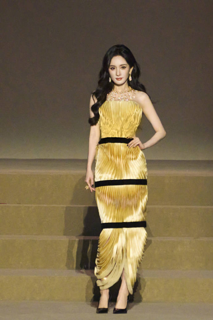 刘亦菲头顶满天星、周冬雨大胆透视装、杨幂顶级高定...VOGUE红毯谁赢了<strong></p>
<p>BSV行情</strong>?