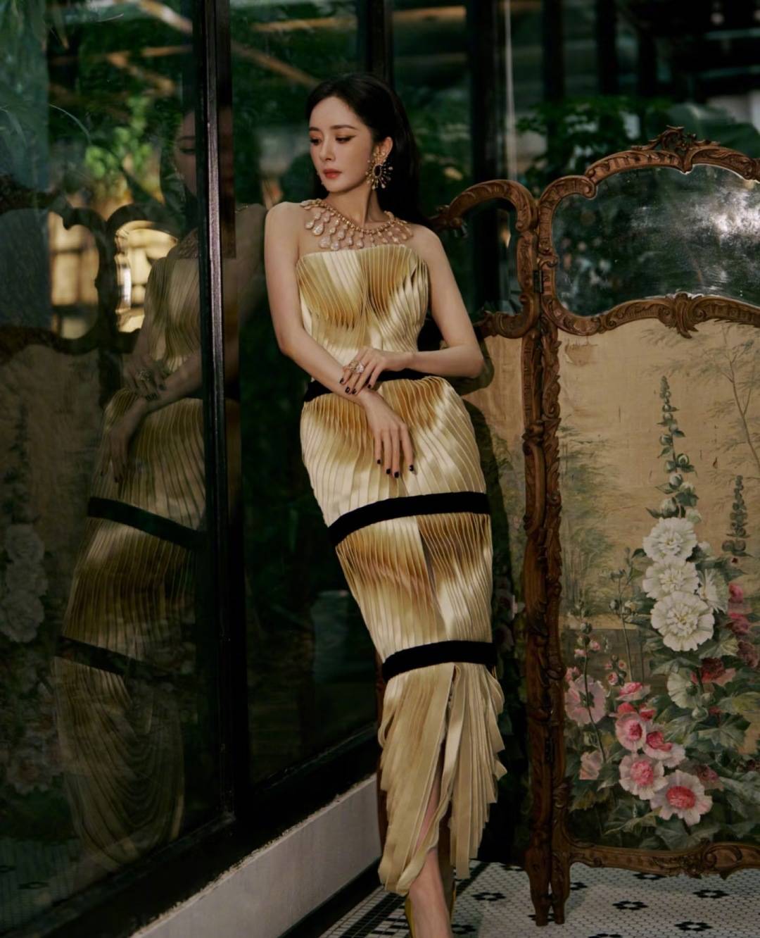 刘亦菲头顶满天星、周冬雨大胆透视装、杨幂顶级高定...VOGUE红毯谁赢了<strong></p>
<p>BSV行情</strong>?