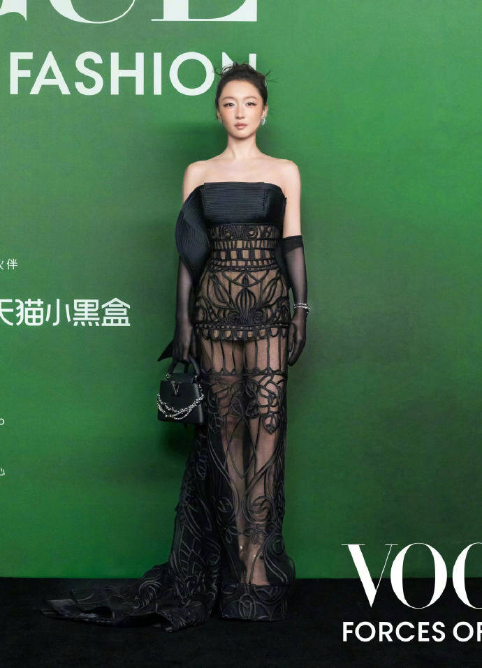 刘亦菲头顶满天星、周冬雨大胆透视装、杨幂顶级高定...VOGUE红毯谁赢了<strong></p>
<p>BSV行情</strong>?