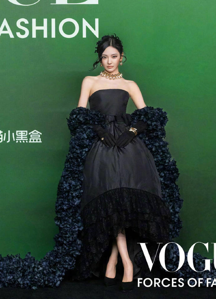 刘亦菲头顶满天星、周冬雨大胆透视装、杨幂顶级高定...VOGUE红毯谁赢了<strong></p>
<p>BSV行情</strong>?