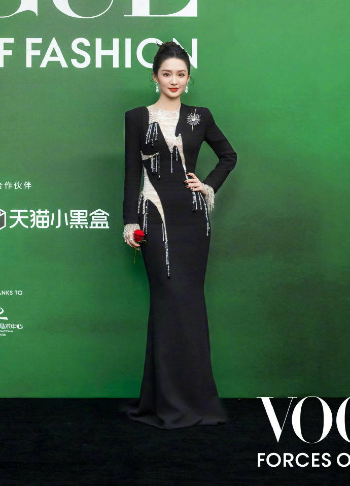 刘亦菲头顶满天星、周冬雨大胆透视装、杨幂顶级高定...VOGUE红毯谁赢了<strong></p>
<p>BSV行情</strong>?