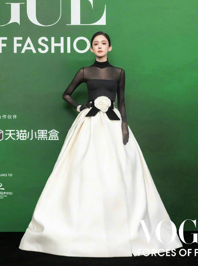 刘亦菲头顶满天星、周冬雨大胆透视装、杨幂顶级高定...VOGUE红毯谁赢了<strong></p>
<p>BSV行情</strong>?