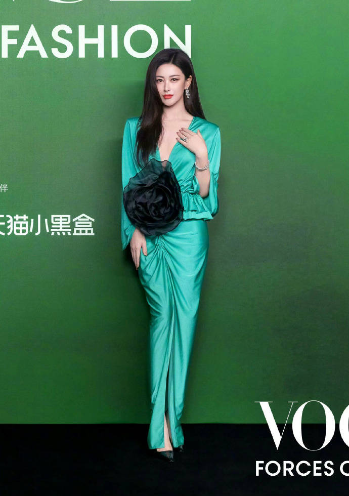 刘亦菲头顶满天星、周冬雨大胆透视装、杨幂顶级高定...VOGUE红毯谁赢了<strong></p>
<p>BSV行情</strong>?