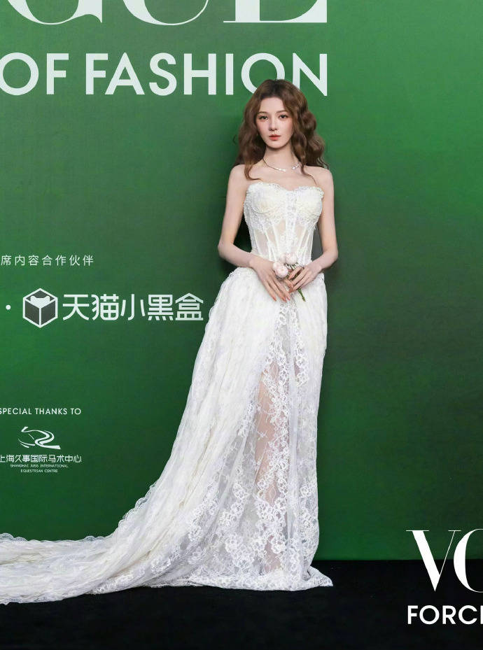 刘亦菲头顶满天星、周冬雨大胆透视装、杨幂顶级高定...VOGUE红毯谁赢了<strong></p>
<p>BSV行情</strong>?