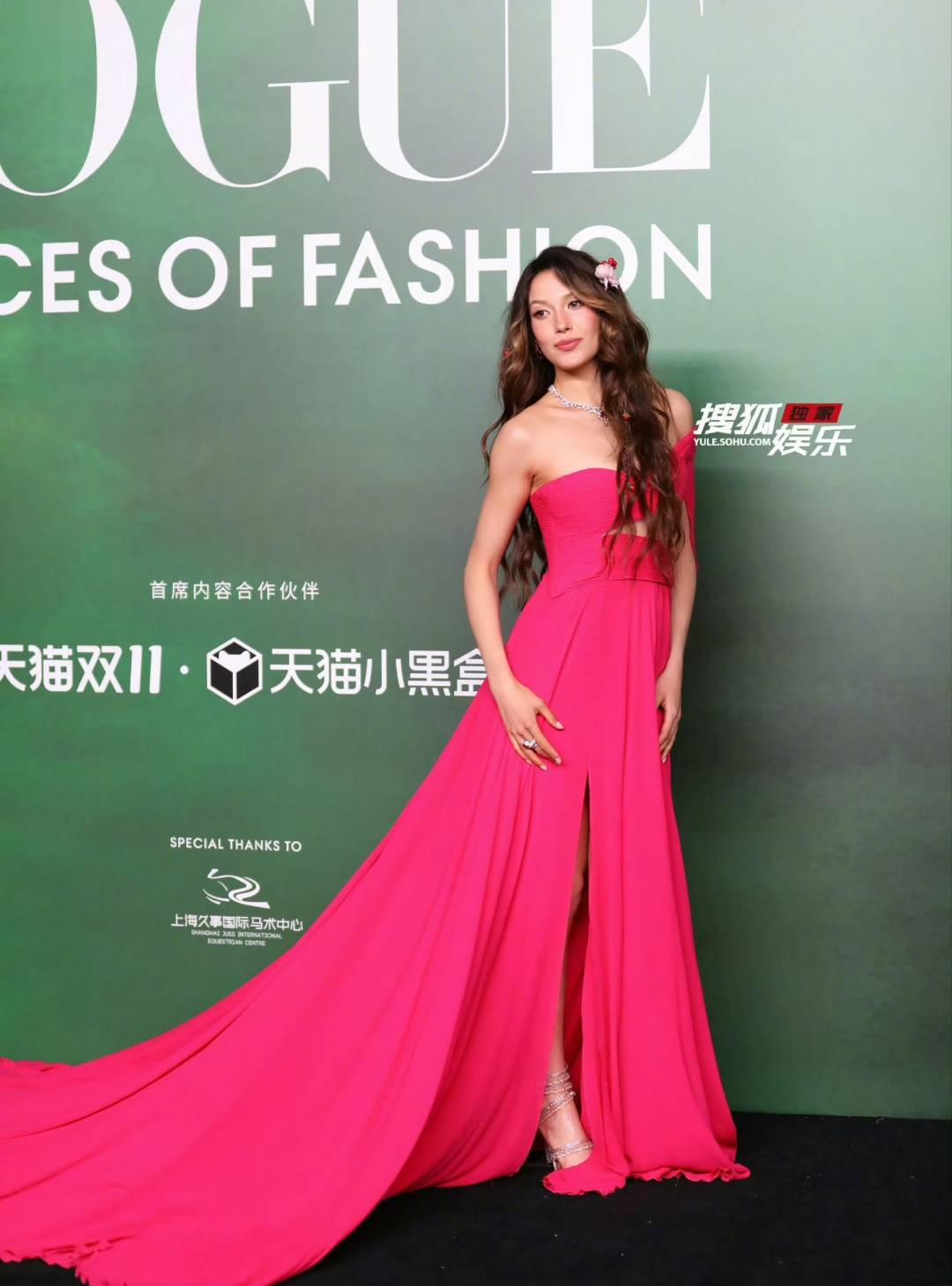 刘亦菲头顶满天星、周冬雨大胆透视装、杨幂顶级高定...VOGUE红毯谁赢了<strong></p>
<p>BSV行情</strong>?