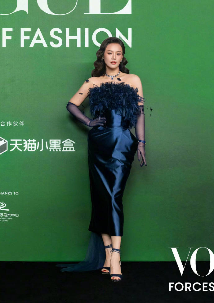 刘亦菲头顶满天星、周冬雨大胆透视装、杨幂顶级高定...VOGUE红毯谁赢了<strong></p>
<p>BSV行情</strong>?