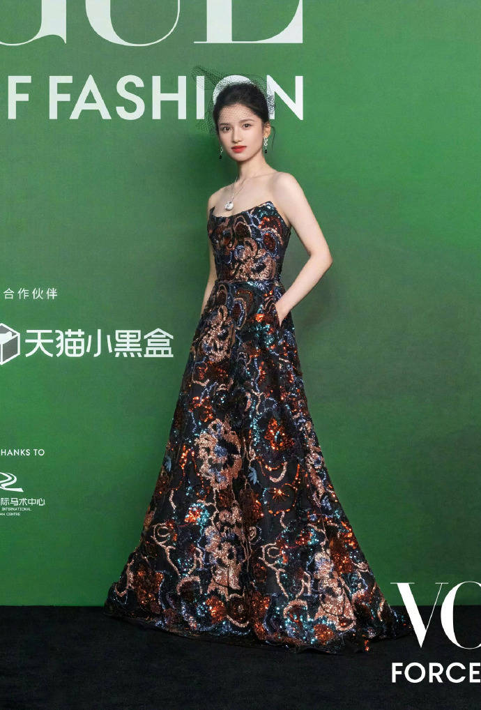 刘亦菲头顶满天星、周冬雨大胆透视装、杨幂顶级高定...VOGUE红毯谁赢了<strong></p>
<p>BSV行情</strong>?