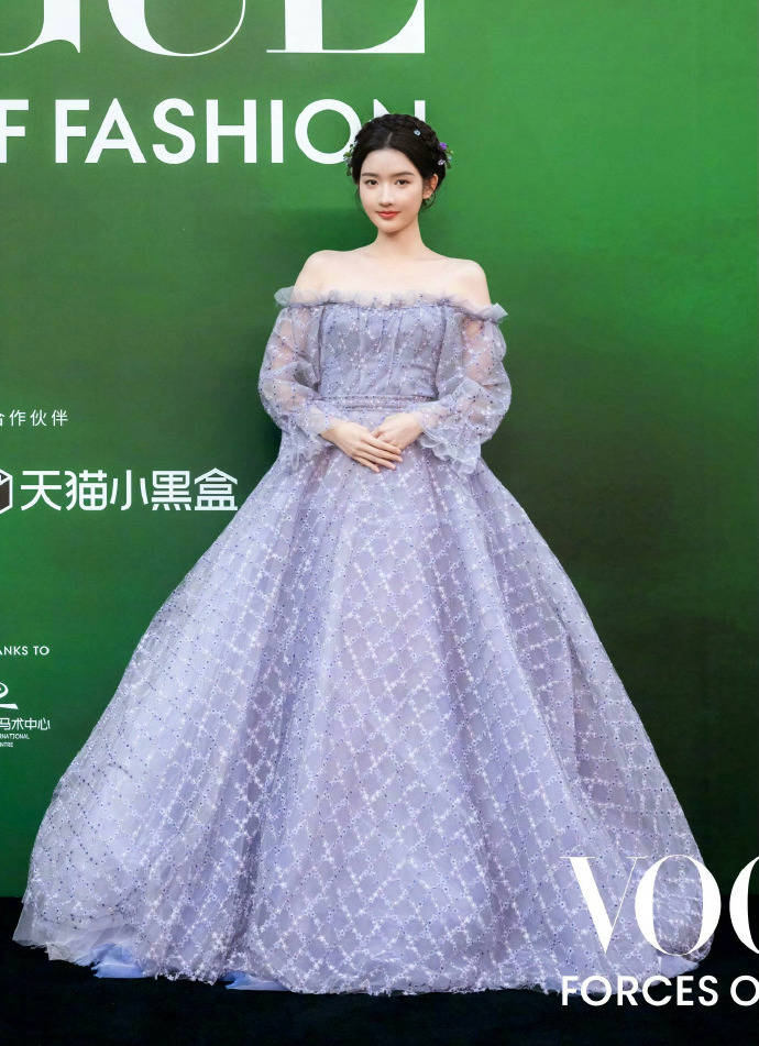 刘亦菲头顶满天星、周冬雨大胆透视装、杨幂顶级高定...VOGUE红毯谁赢了<strong></p>
<p>BSV行情</strong>?